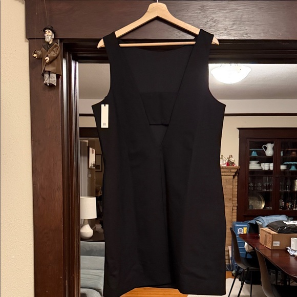 Banana Republic - Classic LBD - Classy and so comfy! - Picture 5 of 10